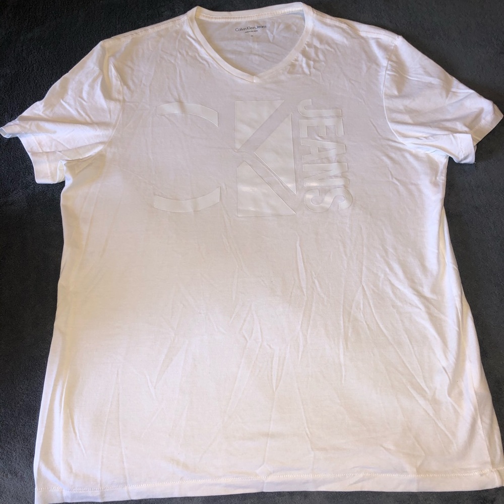 *NEW* Medium Calvin Klein V-neck T-Shirt